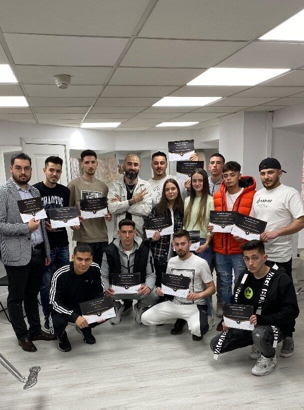 Absolvenți ai cursului de frizerie pentru începători, la festivitatea de absolvire