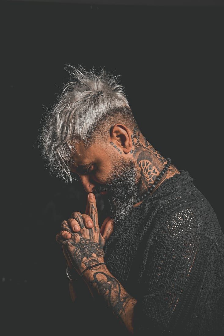 Bărbat cu păr argintiu și tatuaje, portret dramatic din profil