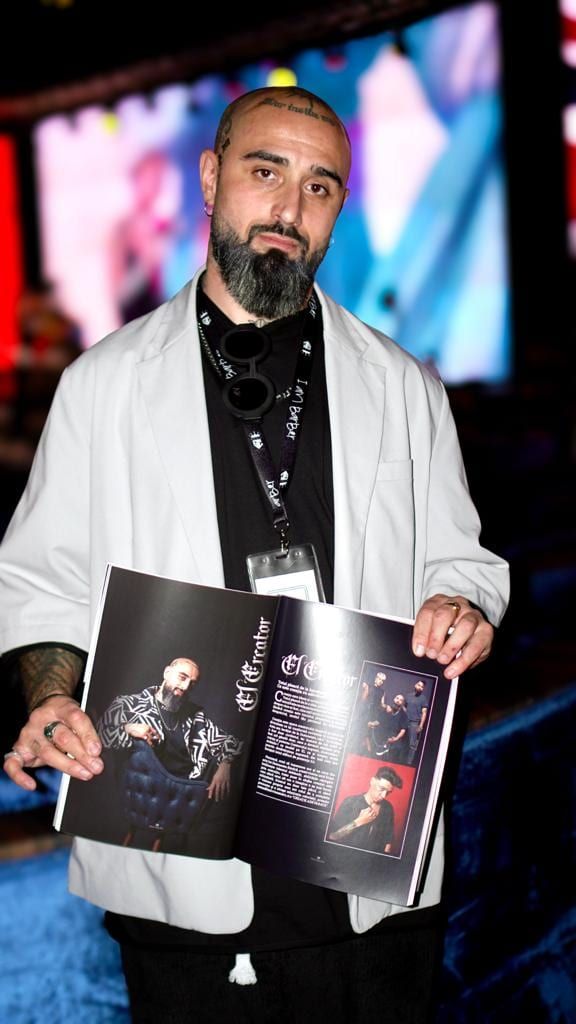 Liviu Manolache prezentând revista El Creator la un eveniment