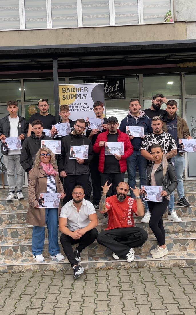 Absolvenți cu diplome în fața magazinului Barber Supply